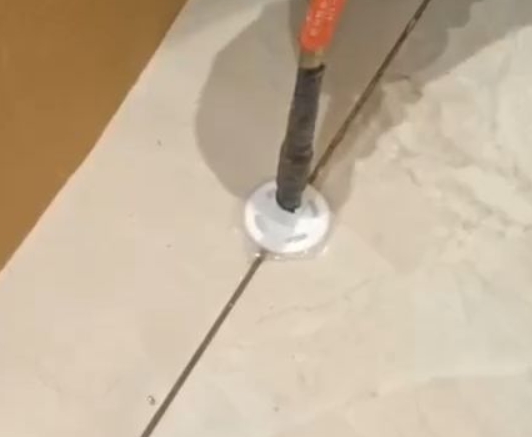 无锡瓷砖空鼓维修公司专业解答瓷砖在铺贴过程中，如果没有涂抹均匀到位的粘结材料（如水泥砂浆或瓷砖胶），可能会导致以下问题